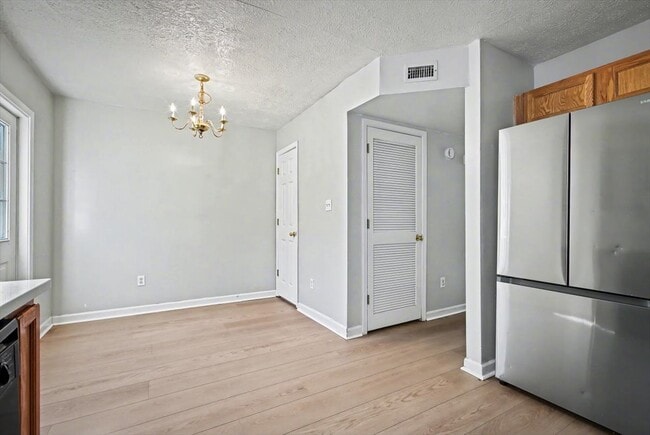 Building Photo - 1217 Clock St