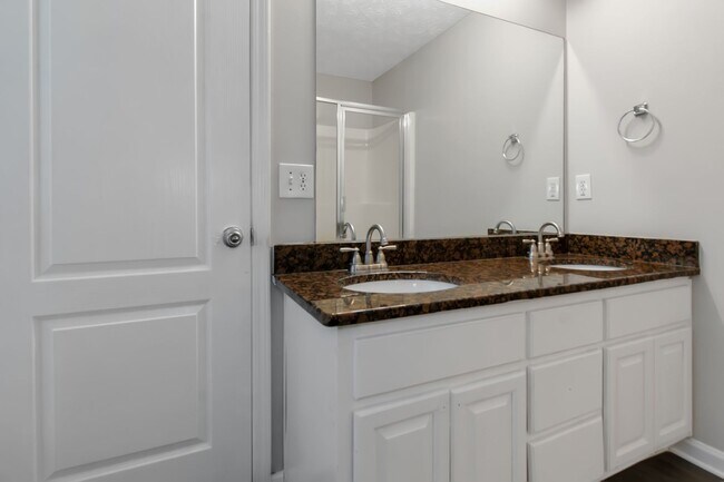 Building Photo - Spacious 4-Bedroom Split Foyer with 3 Bath...