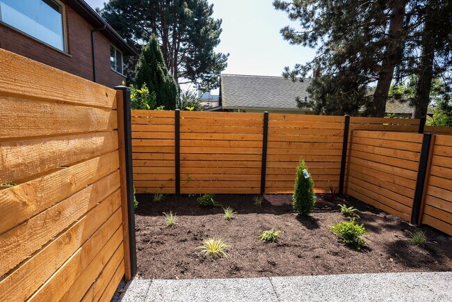 Building Photo - New Modern Ballard Townhouse | 3BR/2BA | Private Patio & Backyard