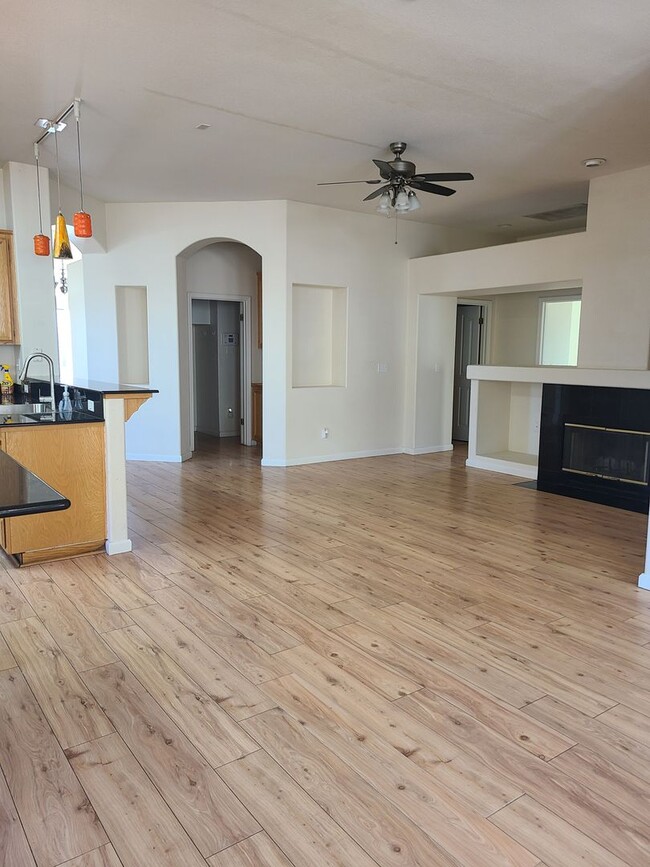 Building Photo - Willow Springs 4 Bdrm, 3 Bath