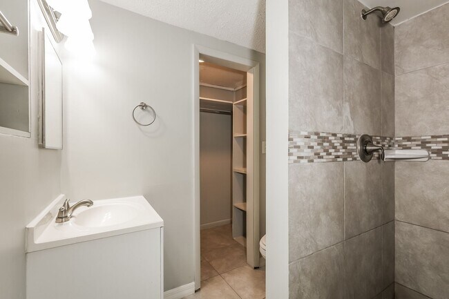 Building Photo - 3 BR/2BA | Newly Renovated Single Family Home | Large Covered Back Patio| In Valrico!