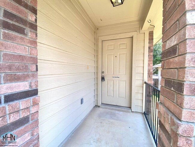 Building Photo - Inviting, Bright, Fresh, and Ready to Welc...
