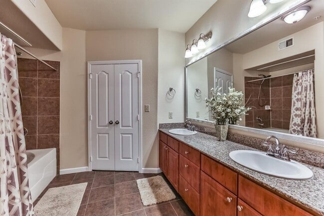 Building Photo - Beautiful 1st Floor Corner Condo – Modern ...