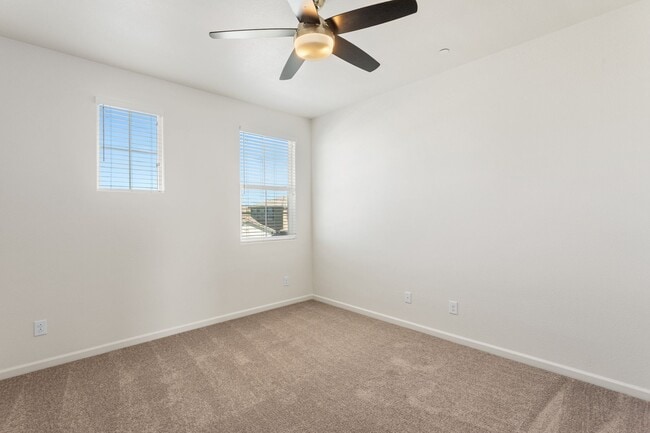 Building Photo - Gorgeous home in Roseville!