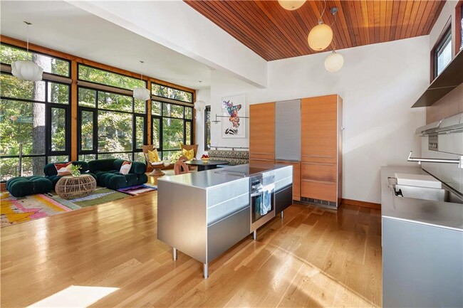 Building Photo - 515 Claire Dr NE