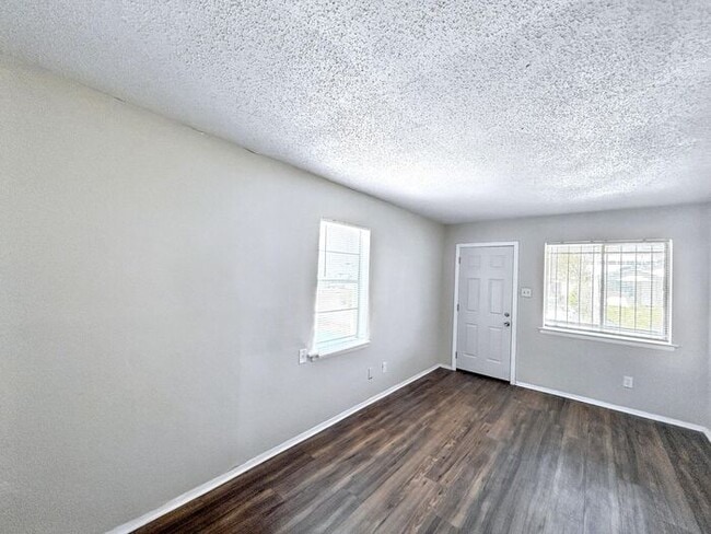 Building Photo - 2115 Bennett Ave