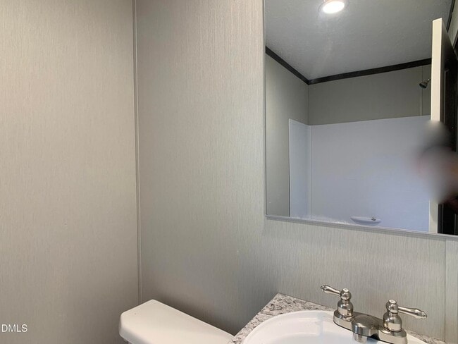 Building Photo - 553 Country Ln