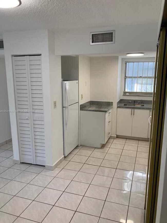 Building Photo - 210 Fontainebleau Blvd