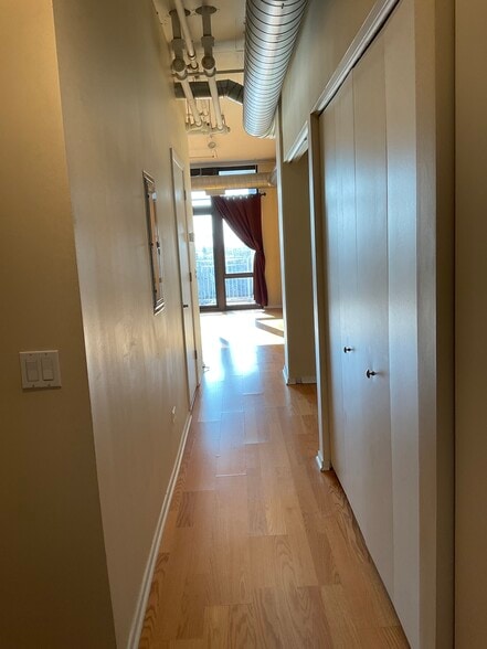 Entry Hallway - 212 E Cullerton St