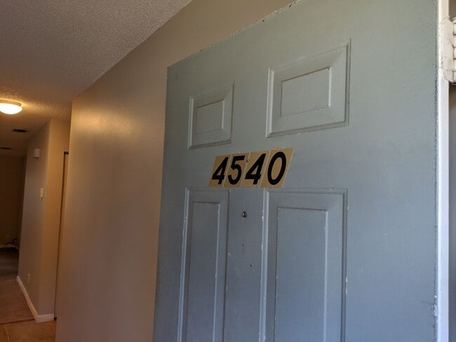 Building Photo - 2/2 Flat with Assigned Parking, Screen Porch, Inside Laundry