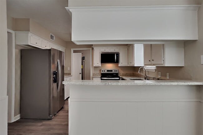 Building Photo - 6807 River Ml Dr