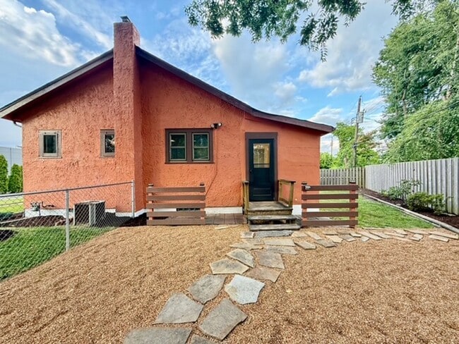 Building Photo - **Charming home in Lindbergh School Distri...