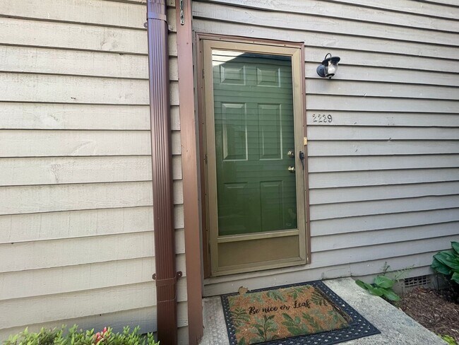 Building Photo - Spacious 2 Bed, 2 Bath Townhouse in Prime Hickory Location – 1,322 Sq. Ft.