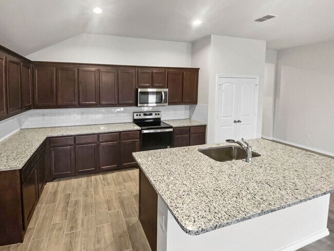 Building Photo - Stylish New Build with Luxury Finishes – M...