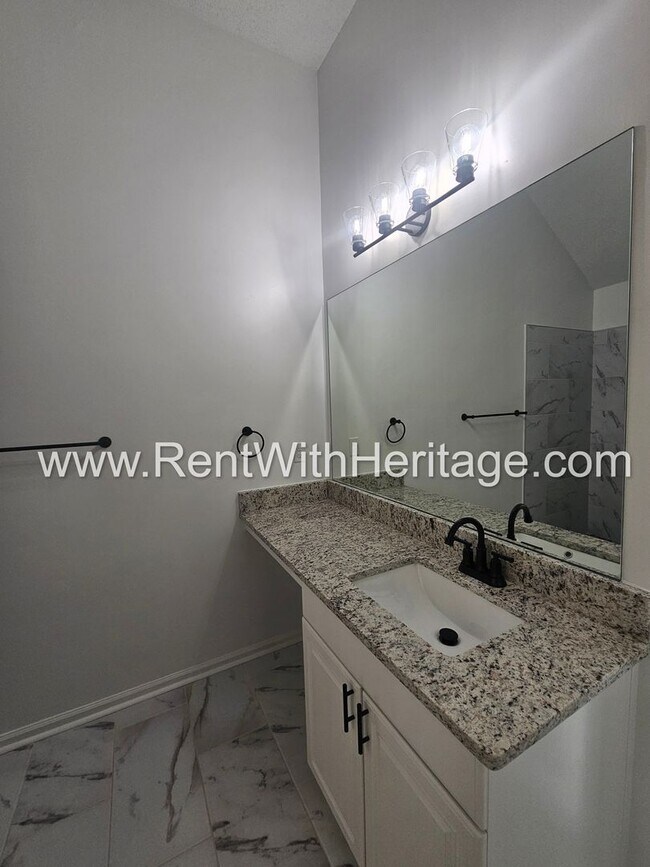 Building Photo - Gorgeous 3bd/ 2.5 bath Home in Popular Nat...