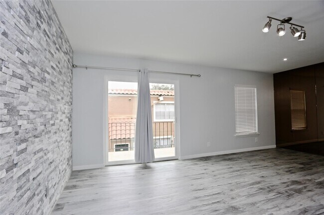 Building Photo - 2824 Briarhurst Dr
