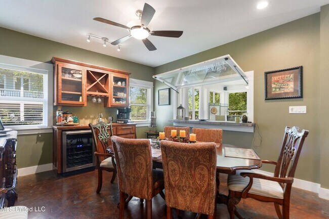 Building Photo - Spacious 5 bed, 4 bath home sits right ins...