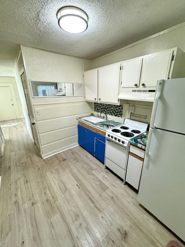 Building Photo - Clean Downtown One Bedroom Utilities Included