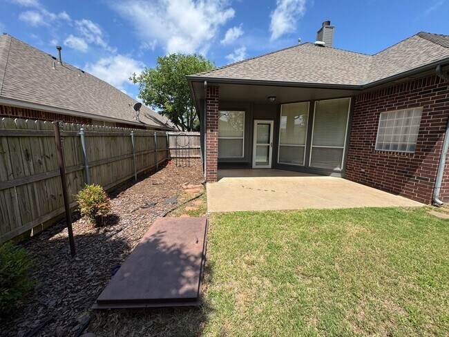 Building Photo - Storm Shelter!! Moore Schools 3 bed + offi...