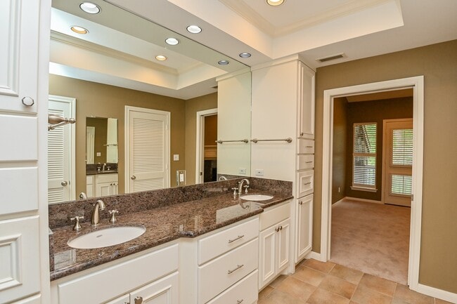 Building Photo - 294 Sugar Berry Cir