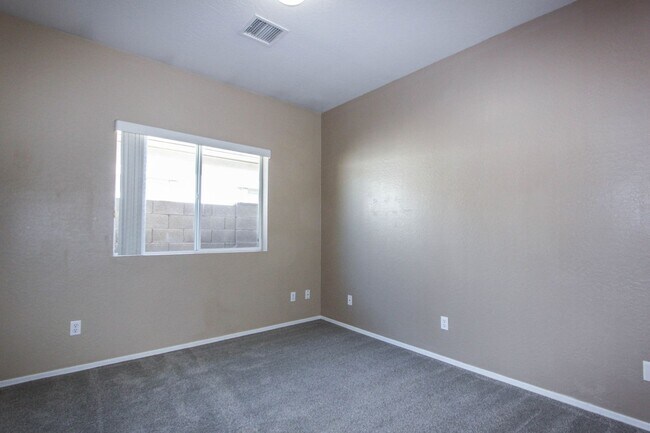 Building Photo - Quailwood Move In Special