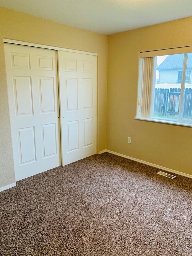 Building Photo - Single Level - 3 Bed - 2 Bath - Pet Friendly
