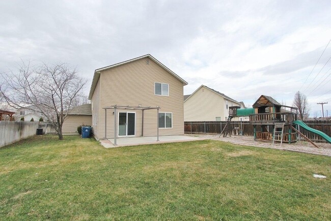 Building Photo - Spacious Home in Quiet Neighborhood