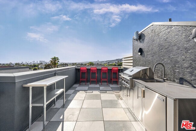 Building Photo - 7428 Santa Monica Blvd