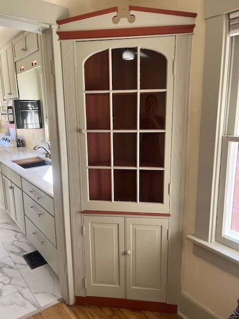 Building Photo - 831 E Platte Ave