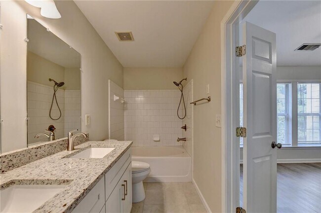 Building Photo - 2026 Merrimont Way
