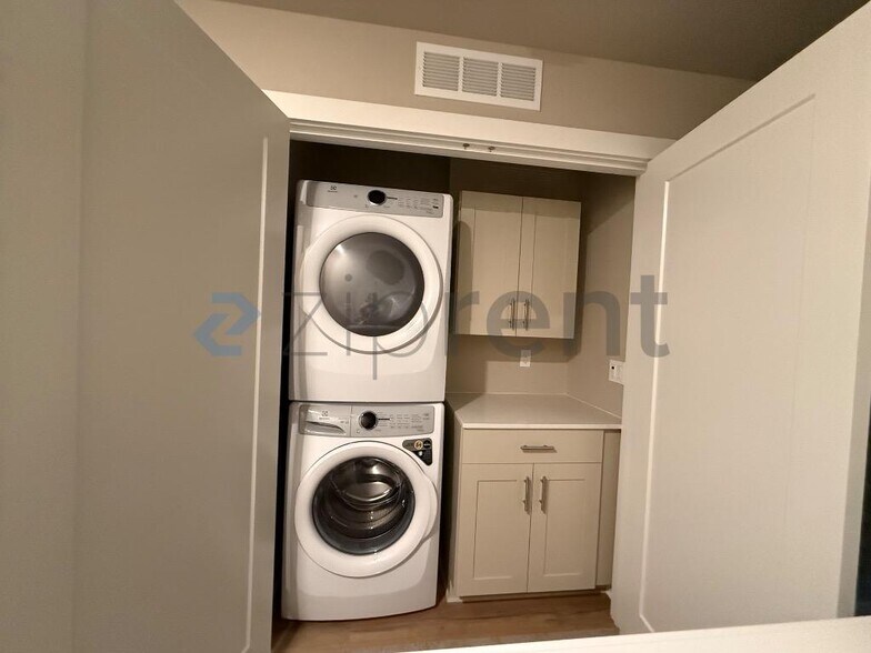Building Photo - Unit F6