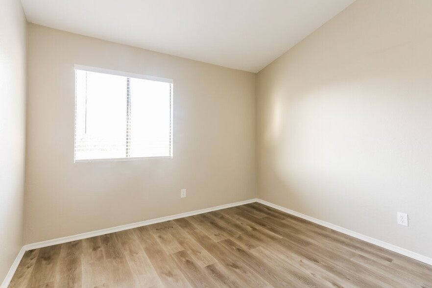 Building Photo - 7916 N Roundstone Dr