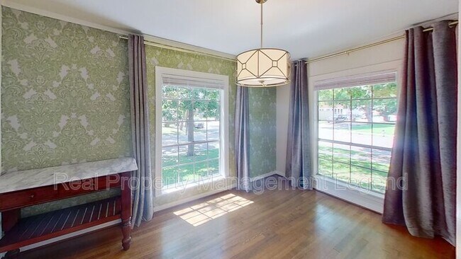 Building Photo - 5830 Kenwood Ave