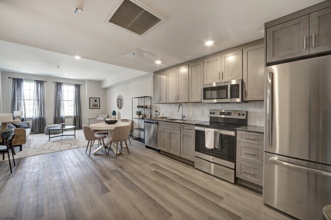 Building Photo - 558 Franklin Ave