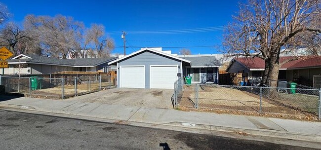 Building Photo - 2bed 1 bath 1 car garage Duplex home. 1mil...