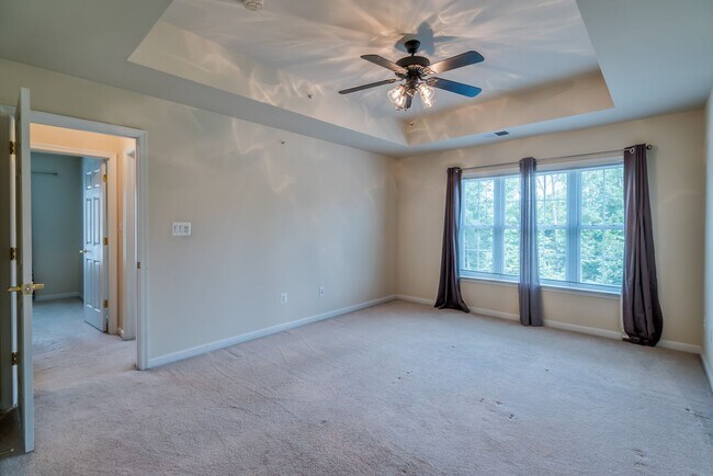 Building Photo - Bright And Spacious 3 Bed 2.5 Bath End-Uni...