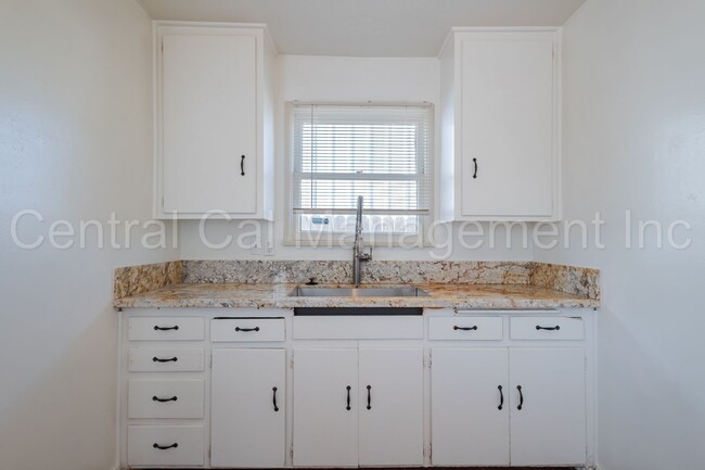 Building Photo - 2 Bedroom/1 Bath Home - $1250 per month!