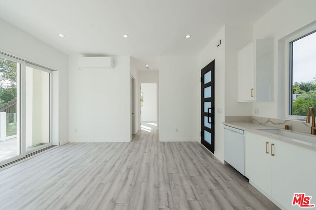 Building Photo - 4724 El Caballero Dr
