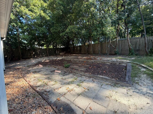 Building Photo - 208 Woodland Dr
