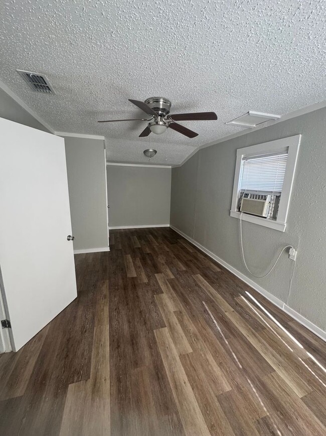 Building Photo - 3 bedroom, 1 bath