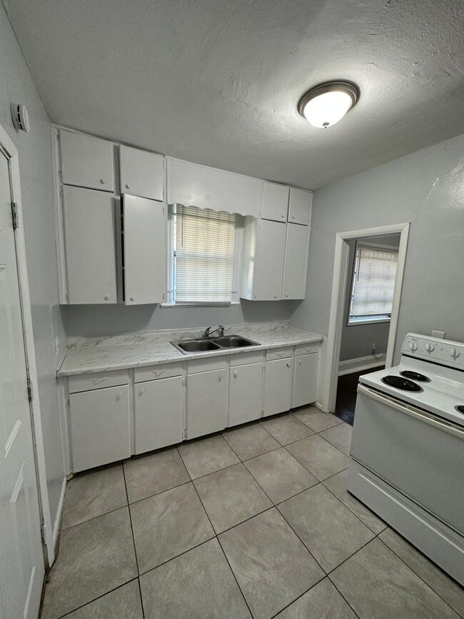 Building Photo - Fully Renovated 2/1 Single Family Ready to Move In!!!