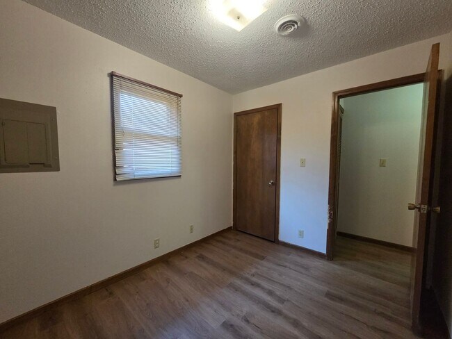 Building Photo - 1214 Bluestem Dr