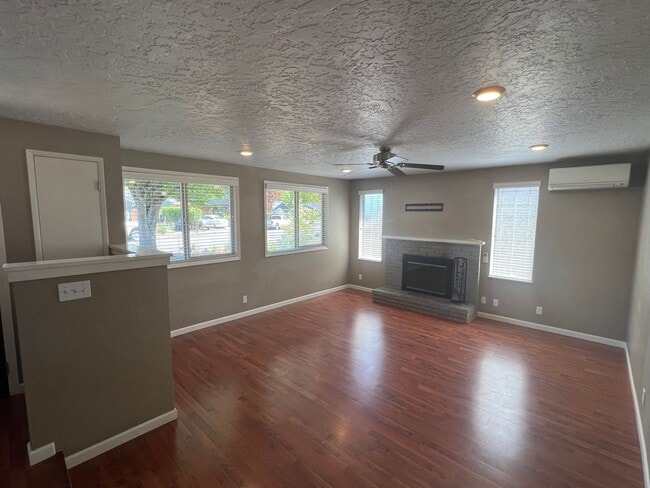 Building Photo - 3 Bedroom / 2.5 Bath Home located in Sprin...