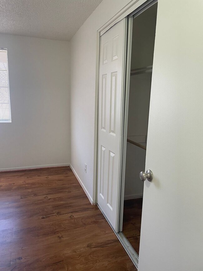 Building Photo - Lovely 4 Bedroom 2 Bath Home on Southwest ...