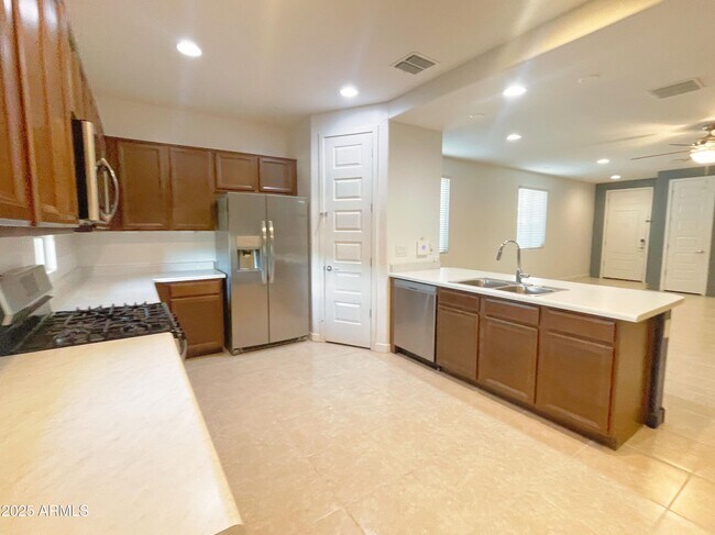 Building Photo - 2239 W Donner Dr