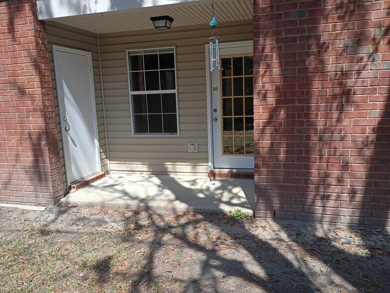 Building Photo - 211 Edgewater Rd