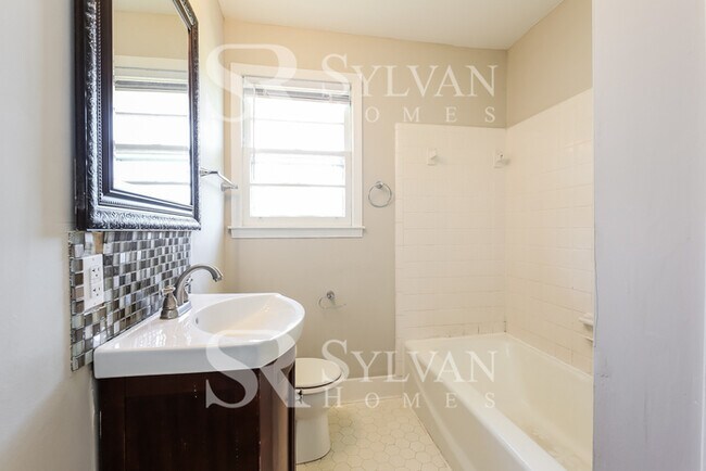 Building Photo - 218 Lily St