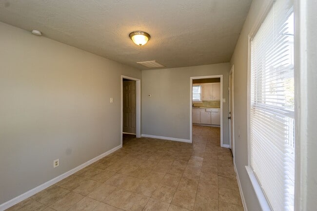 Building Photo - Cozy and Affordable 2 Bedroom Garage Apt in 77705!