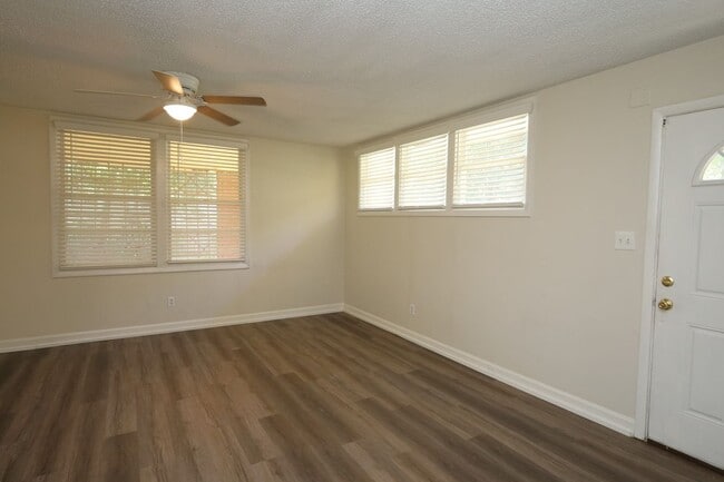 Building Photo - 902 Ridgewood Dr