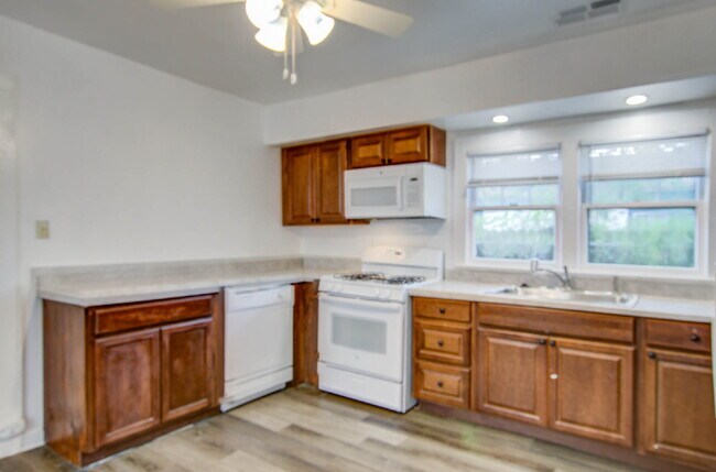 Building Photo - 1833 Orangeburg St